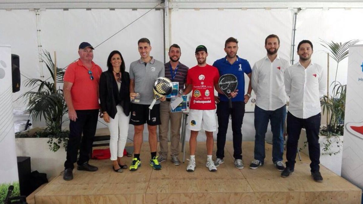Los campeones de Almería con sus trofeos.