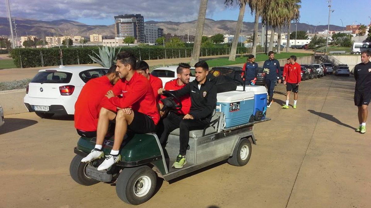 Los jugadores del Almería trabajaron ayer muy felices.