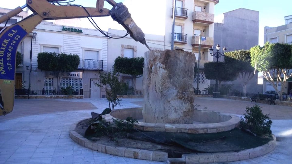 La piqueta a punto de acabar con el bloque de travertino.