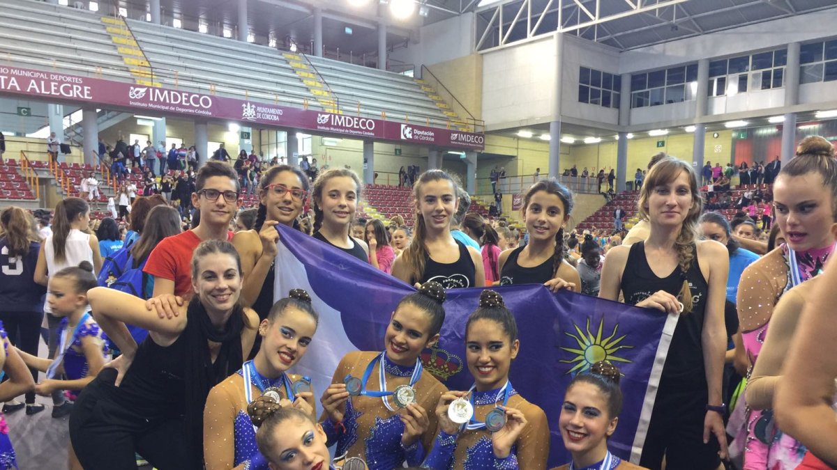 Gimnastas de Roquetas con las medallas conseguidas.
