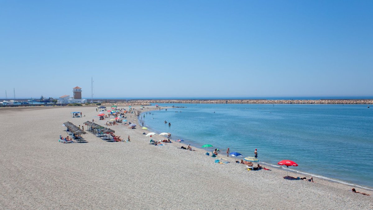 En la imagen, la playa de Almerimar, este verano.