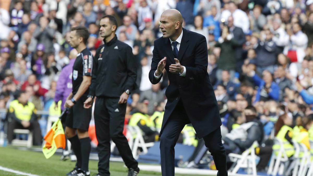 Zidane dando instrucciones.