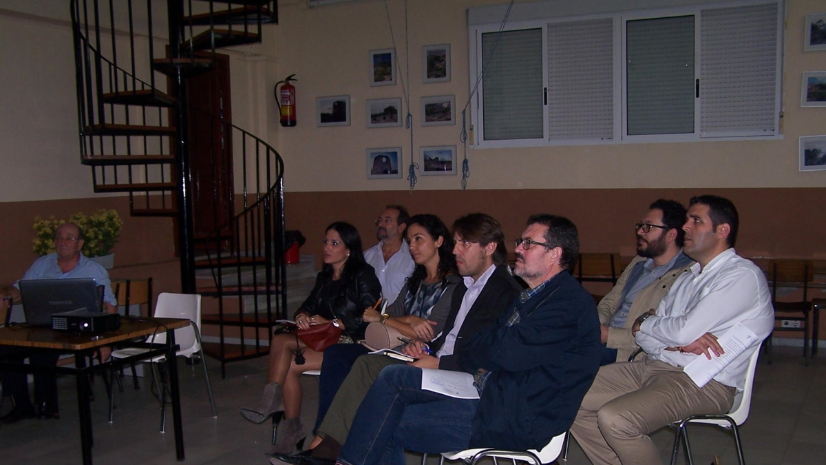 Presentación a los grupos municipales del plan en la sede de la asociación vecinal.