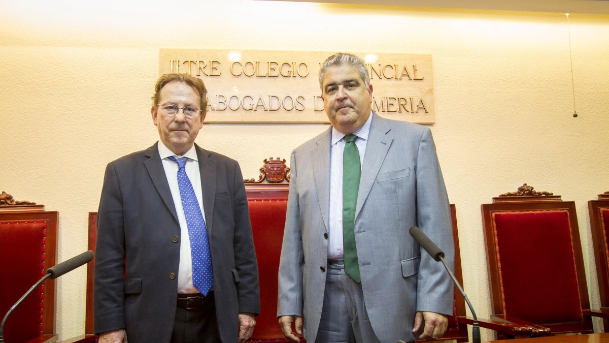 El consejero Emilio de Llera y el decano José Pascual Pozo.