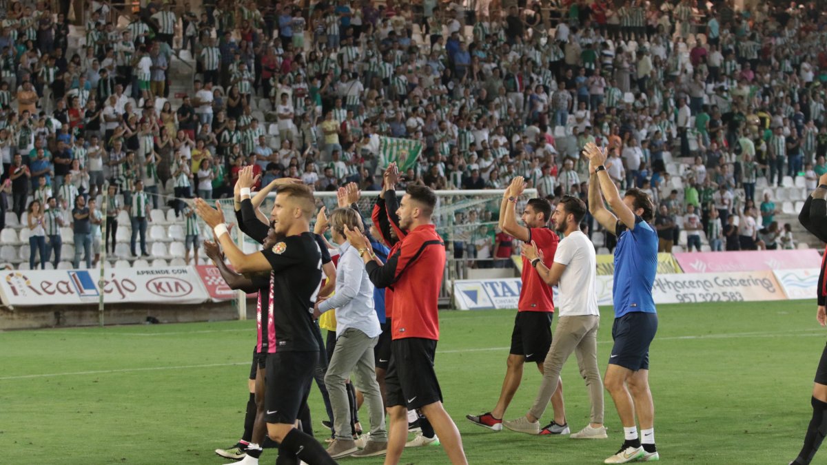 La plantilla celebra la salvación en Córdoba.