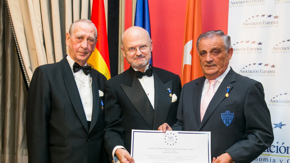 Medalla de oro europea al mérito en el trabajo con la chaqueta del Almería.