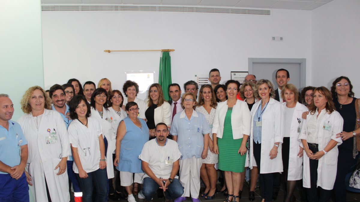 Susana Díaz, con la plantilla del centro sanitario.