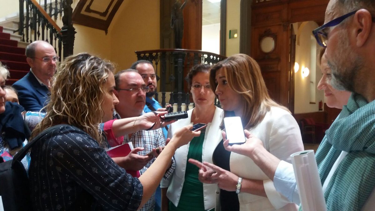 Susana Díaz atiende a los periodistas, ayer.