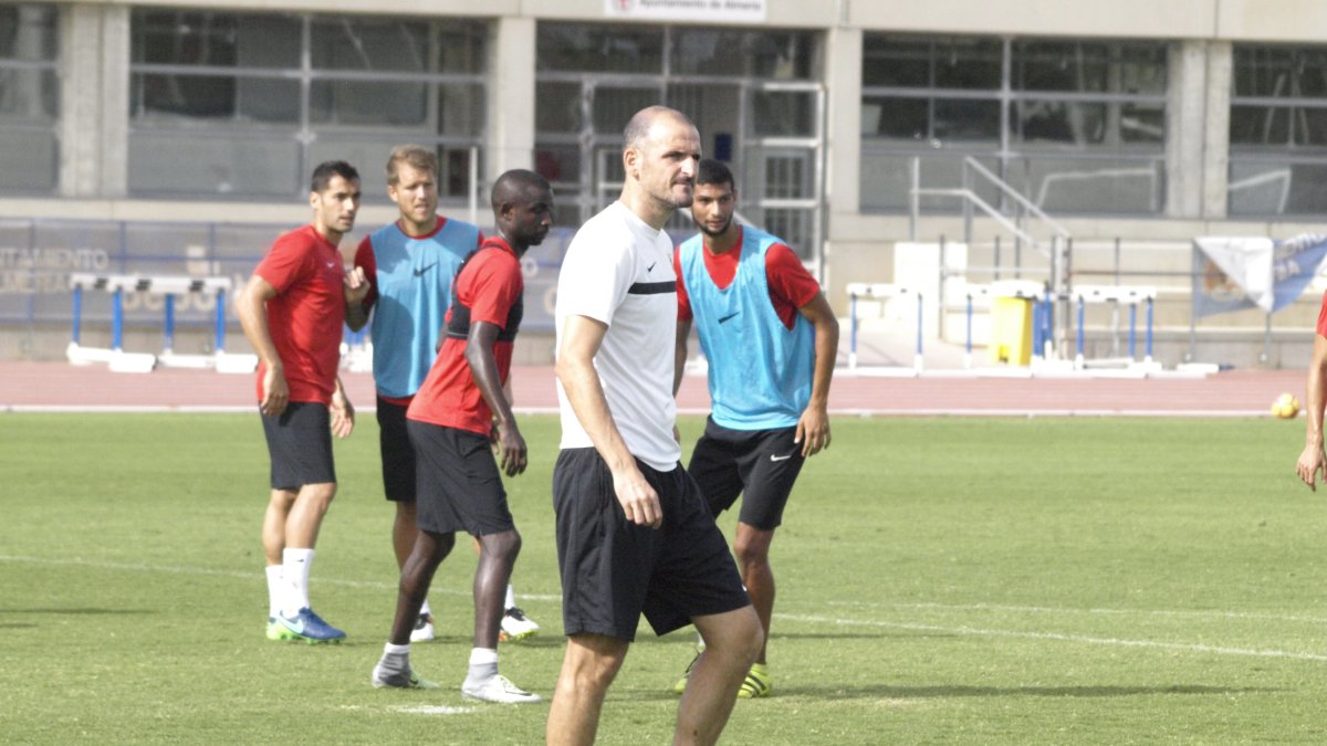 Fernando Soriano con los jugadores.