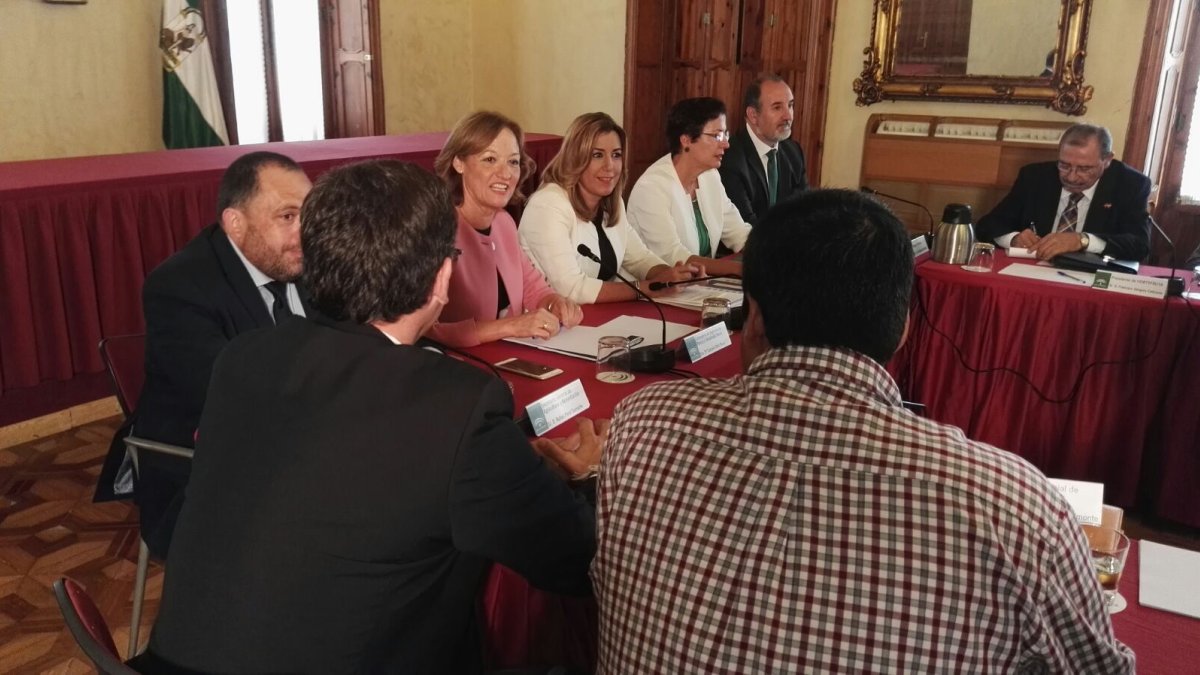 Imagen del encuentro entre Susana Díaz y el sector agrícola