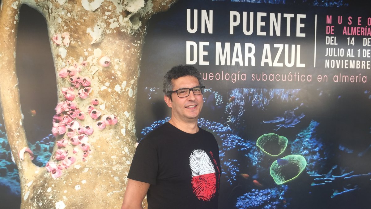 El director de la Alcazaba, ayer a las puertas de la que ha sido su casa, el Arqueológico.