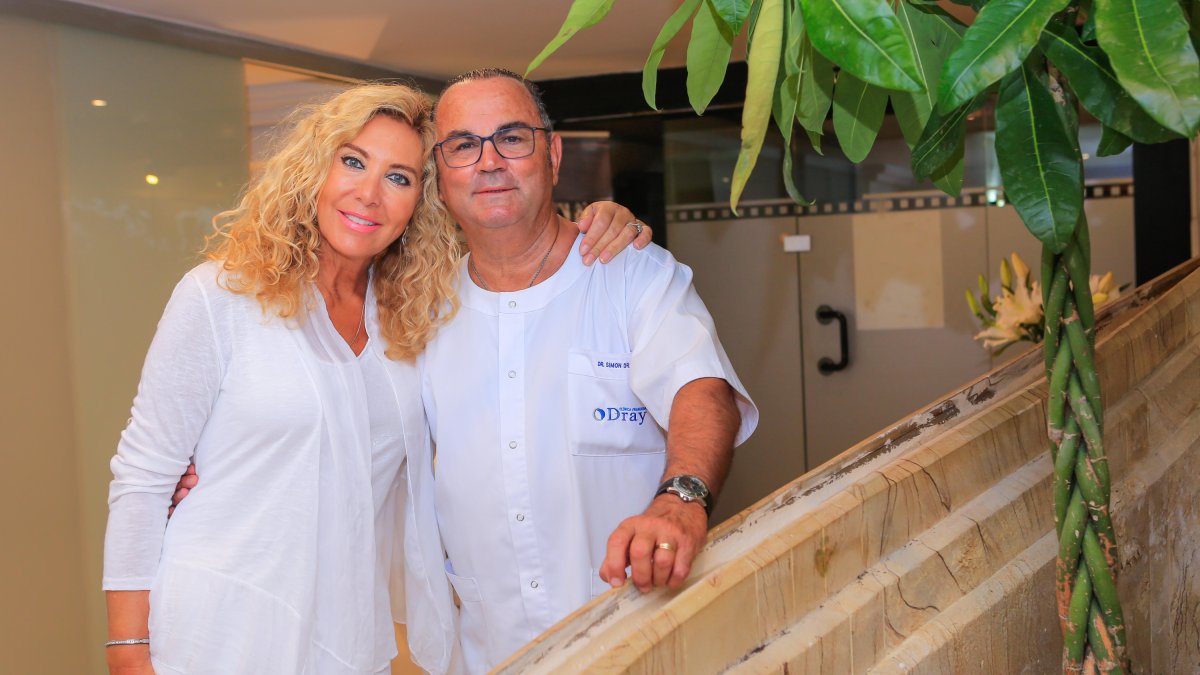 El doctor,  junto con su amiga Norma Duval en la clínica de Ibiza.