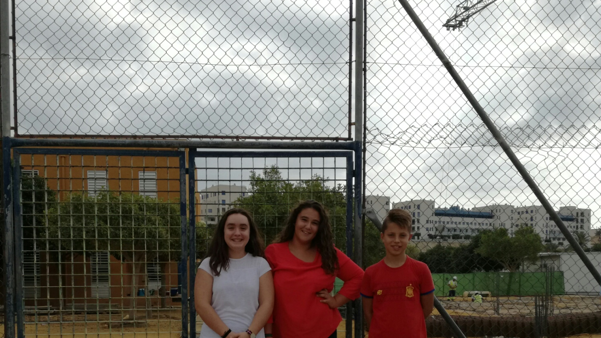 Lucas, Antonia y Sara, de 1º ESO A, durante la recogida de información para el reportaje.