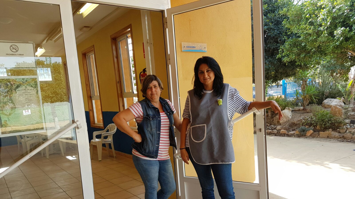 Las encargadas de la cantina, María Ángeles y Anabel, en la entrada del establecimiento.