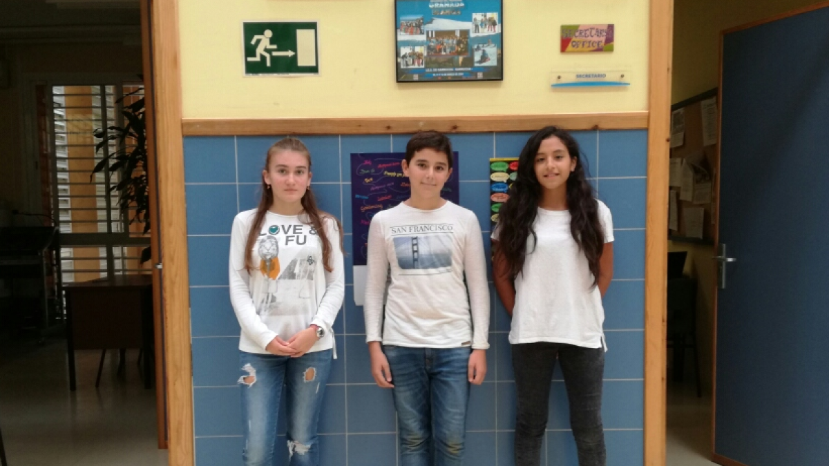 Mª de los Ángeles, Juan Ares y Mª París, como el resto de alumnado, comprometidos contra el acoso escolar.