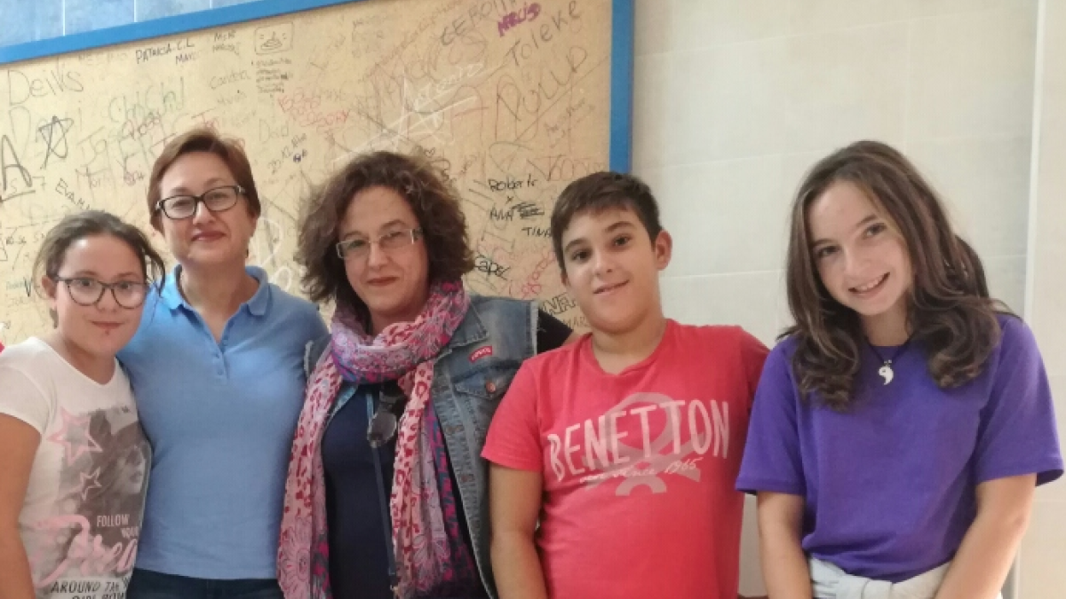 Miembros del AMPA junto a varios alumnos de 1º de ESO B.