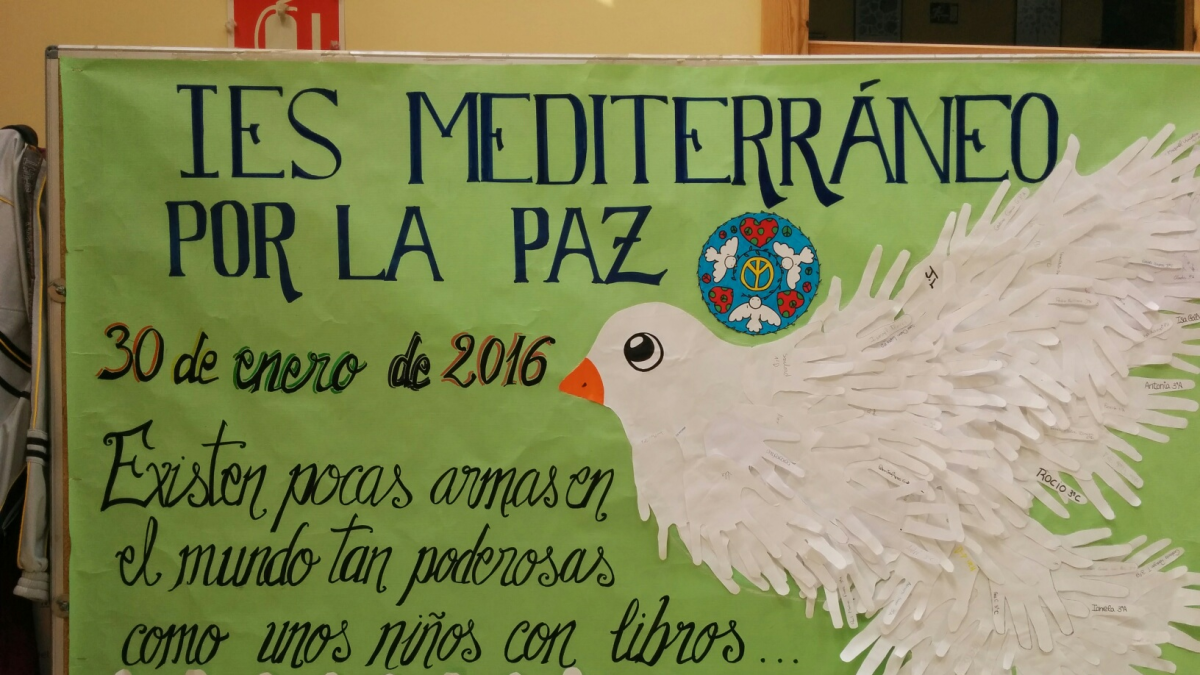 Mural realizado por los alumnos del IES Mediterráneo durante el curso anterior para conmemorar el Día de la Paz.