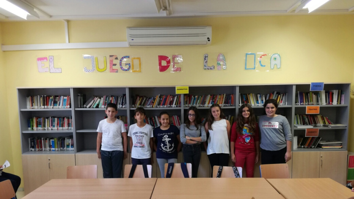 Diego, Daniel, Paqui, Noa, Victoria, Nuria y Nerea, alumnos de 1º ESO B, en la biblioteca del IES Mediterráneo.