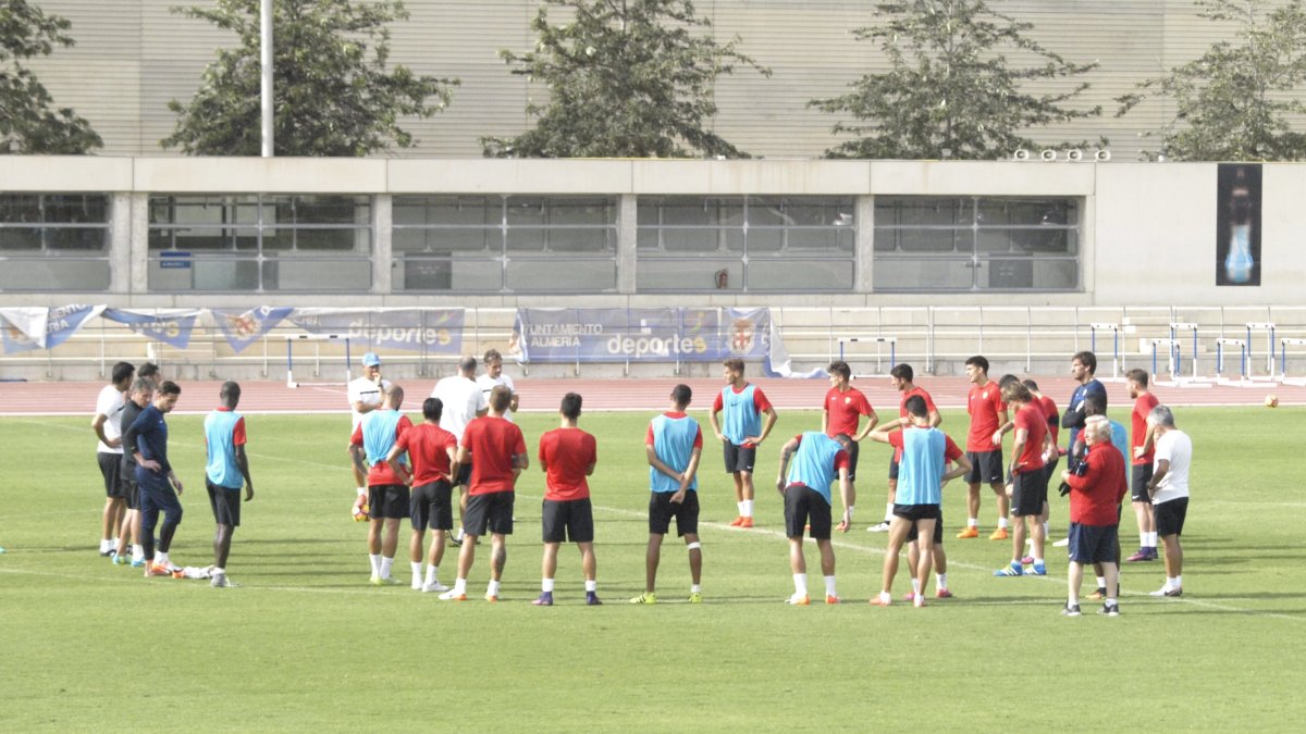 Soriano charlando con los futbolistas.