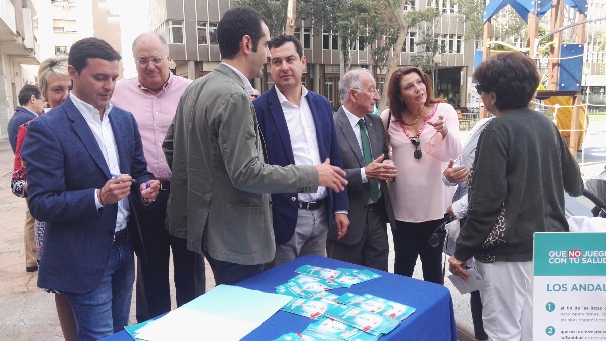 Moreno, en el centro, tras acabar el acto en Oliveros.