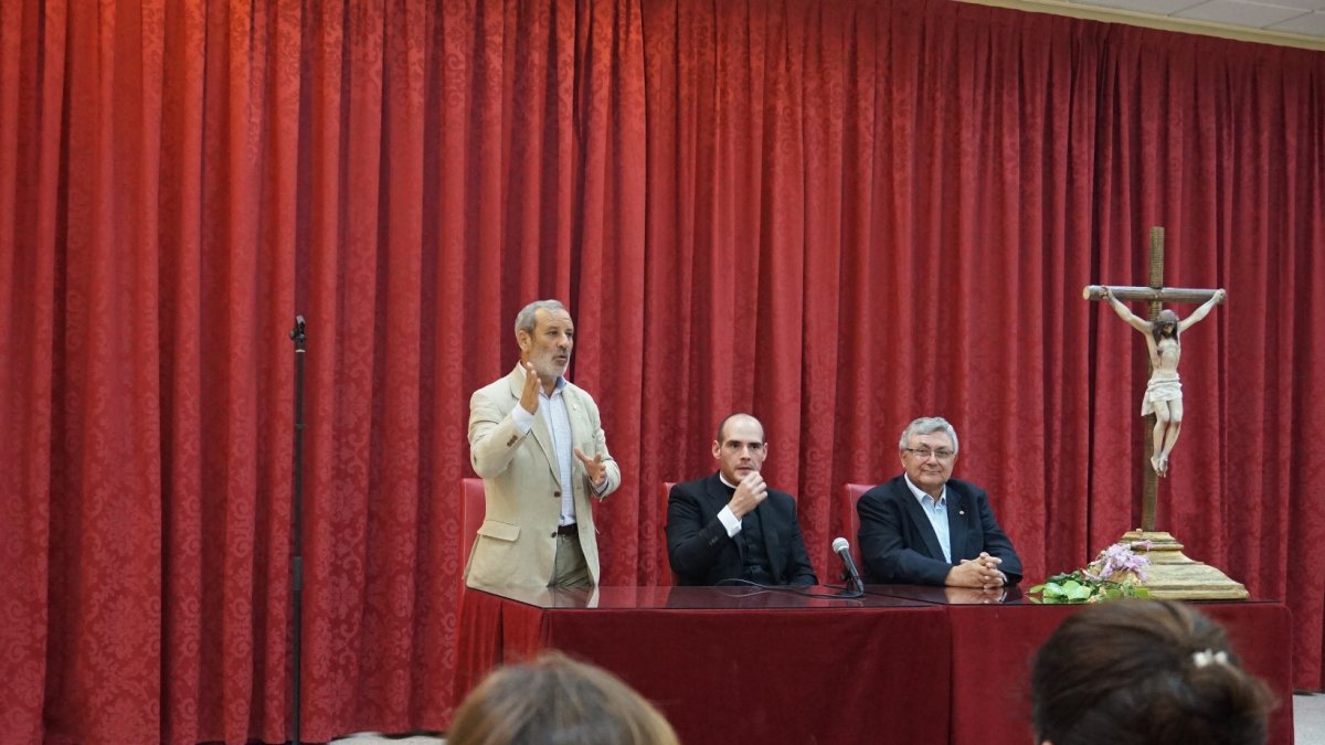 Alcalde,  párroco y presidente de Cáritas en la presentación de la escuela de hostelería.