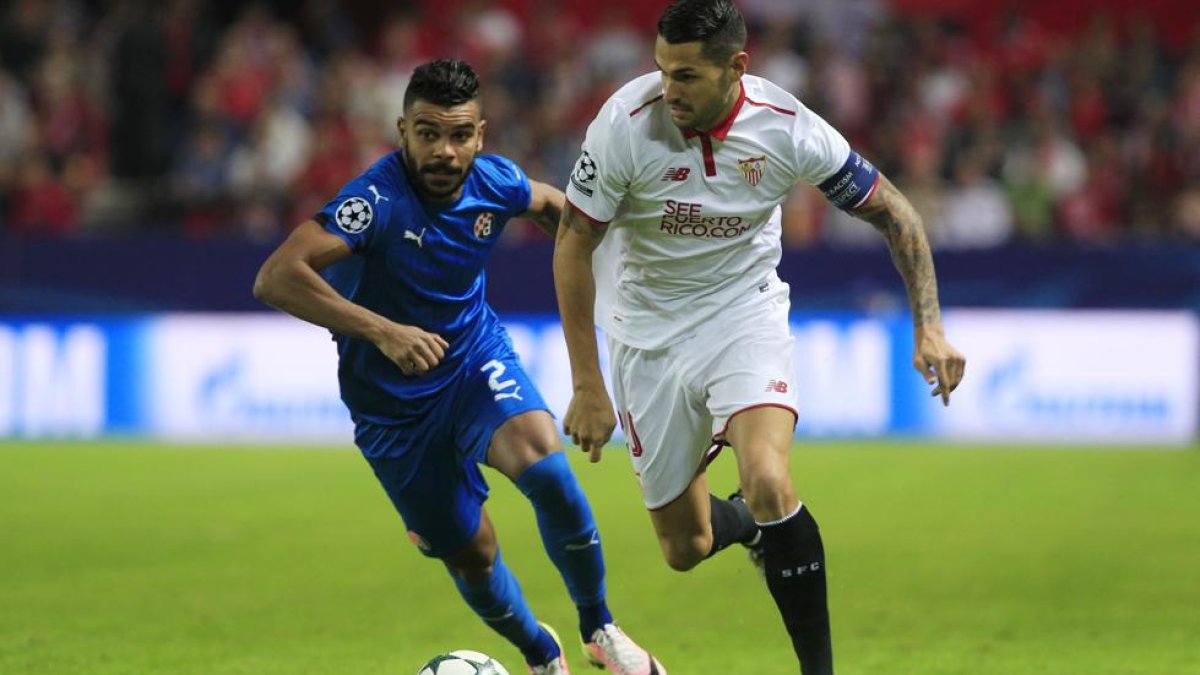 Vitolo en una jugada del encuentro.