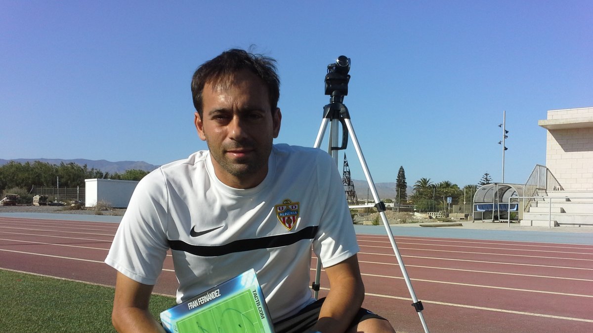 Fran Fernández, en el campo de la UAL.