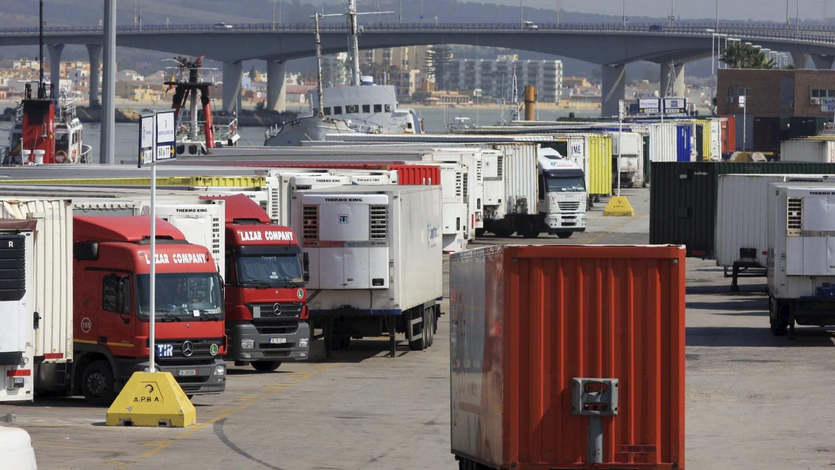 Camiones y contenedores en el Puerto de Algecir
