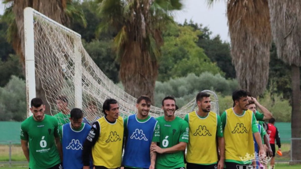 Los jugadores de Oltra en el entrenamiento de ayer.