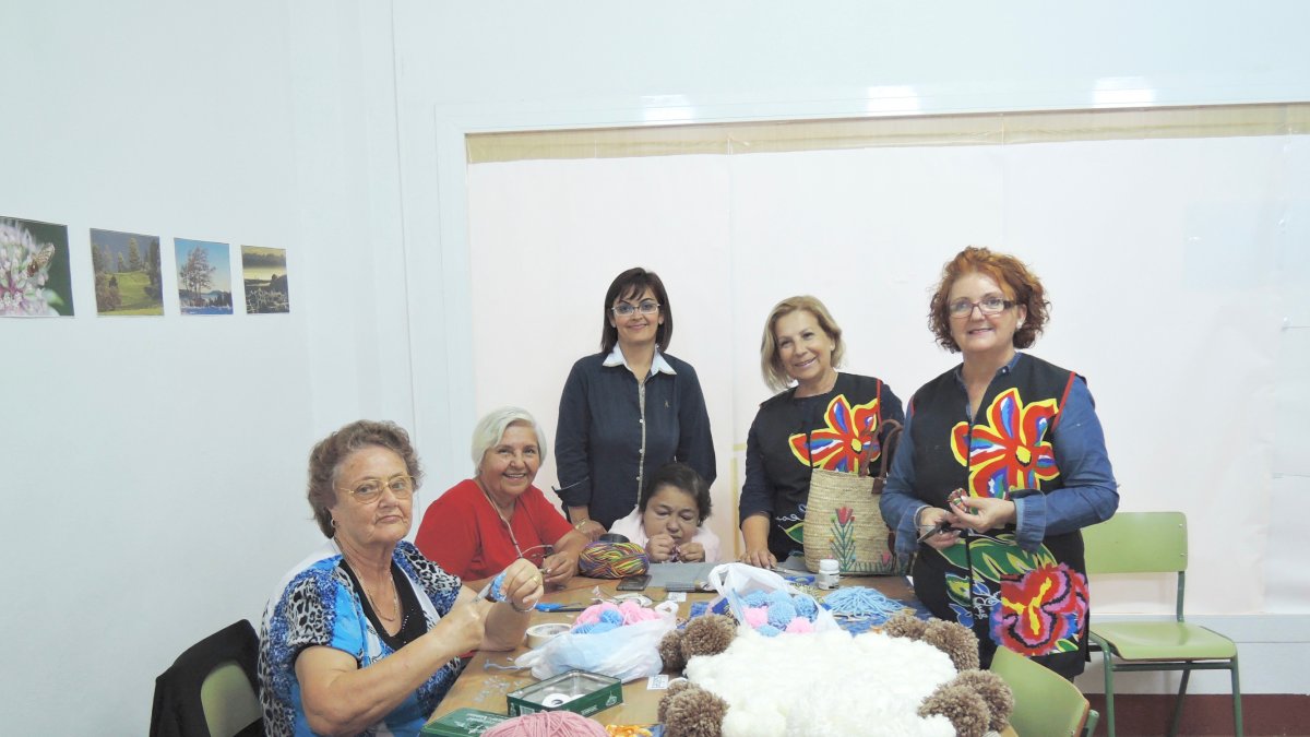Alumnas del taller con la profesora y la concejal.