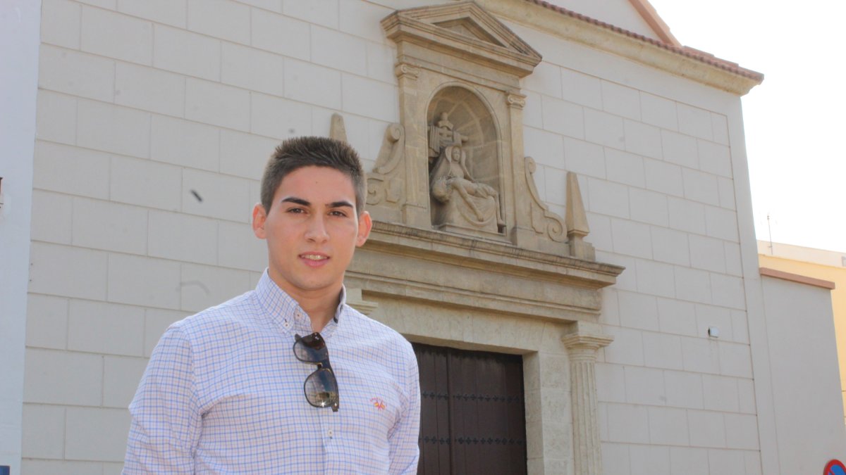 El novillero almeriense José Cabrera ante la iglesia de la Patrona de Viator, la Virgen de las Angustias.