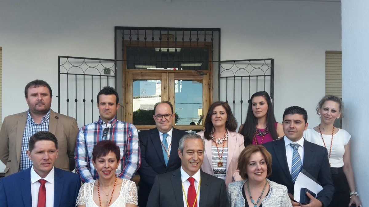 Corporación municipal de Dalías tras su toma de posesión en junio de 2015.