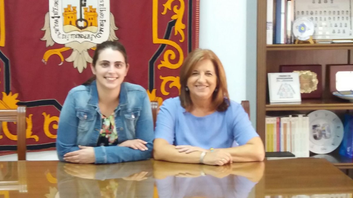 La concejal junto a una técnica de cultura