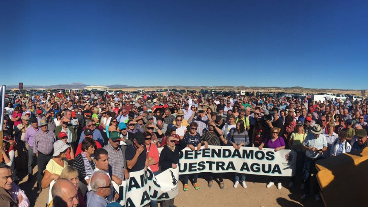 Un gran número de manifestantes acudieron con pancartas a la manifestación.
