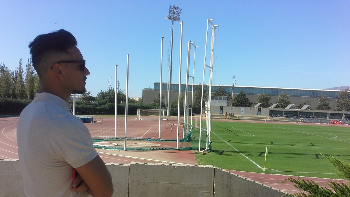Gianfranco, en el campo Anexo viendo al Almería B.