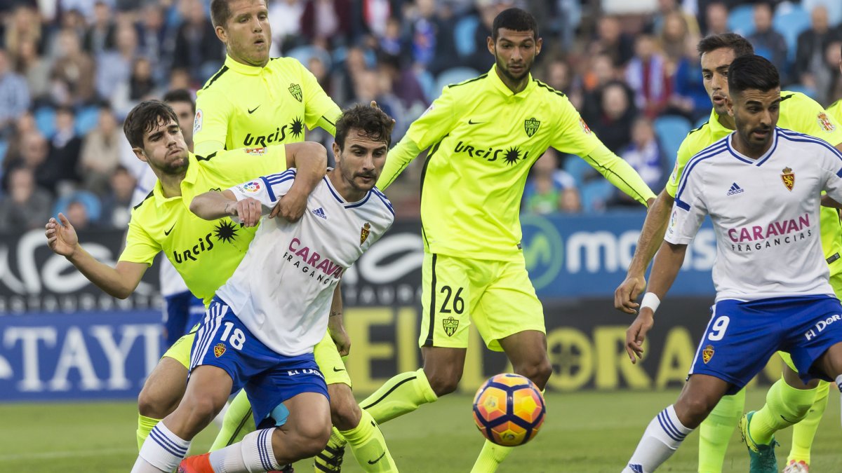 Una jugada del Zaragoza-Almería.