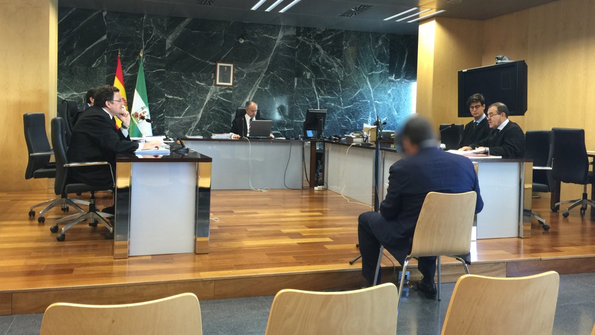 El magistrado Luis Miguel Columna en un juicio celebrado en el Penal número Uno de Almería.