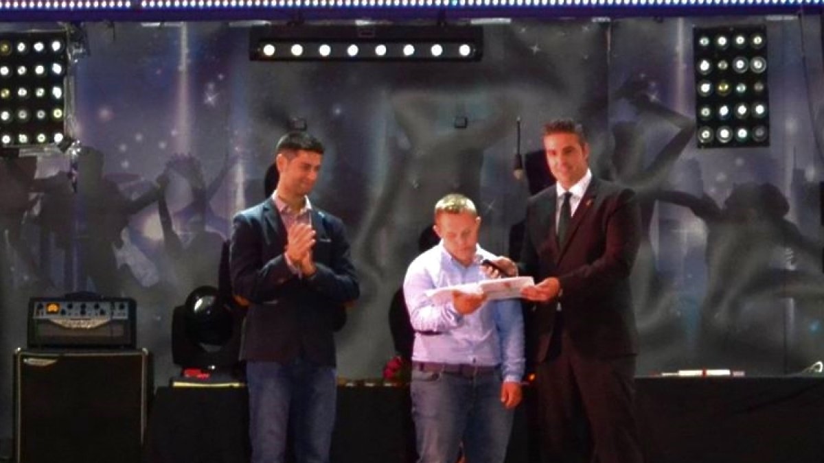 José Corral, pregonero de las Fiestas de Viator, recibe una distinción del alcalde, Manuel Jesús Flores.