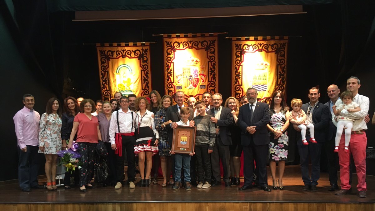 La lectura de un sentido pregón en el salón de actos Federico García Lorca del Ayuntamiento de Albox vino seguida de la entrega del escudo del munici
