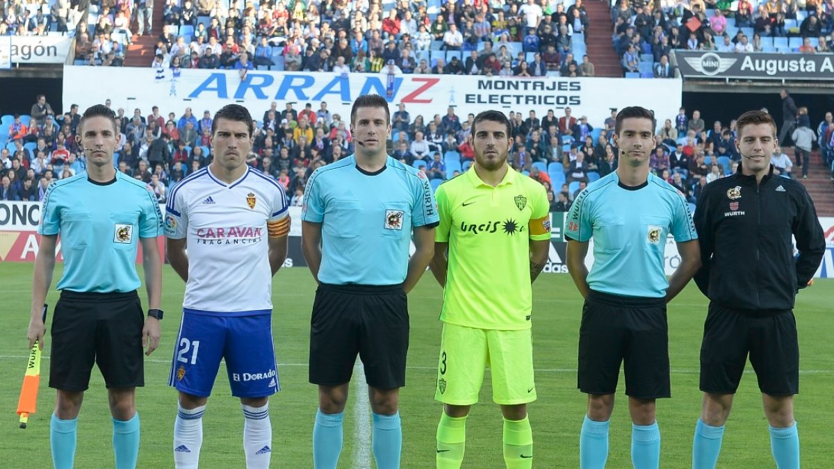 La foto de los capitanes con los árbitros.