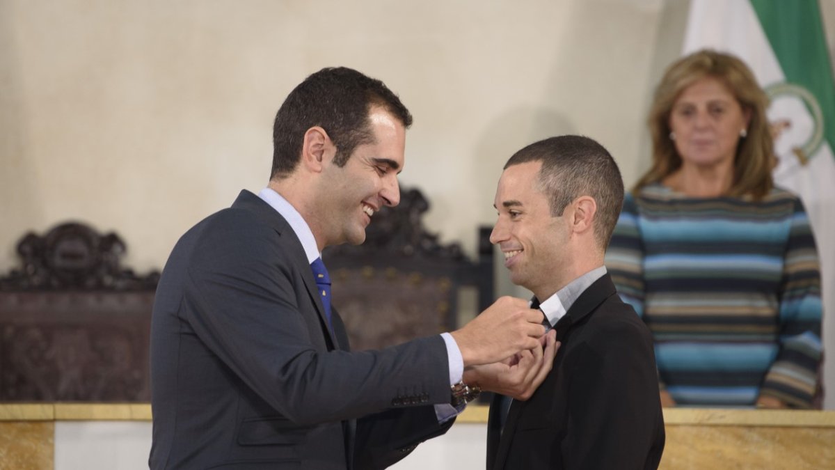 Ramón Fernández-Pacheco le pone el escudo de oro.