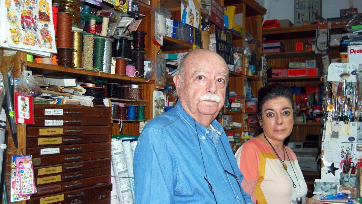 Antonio Giménez Alemán, fundador de ‘Manos’, junto a su hija Carmen Giménez Viciana, despachando detrás del mostrador.