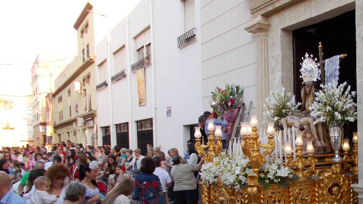 Ofrenda Floral a la Virgen de las Angustias en Viator.