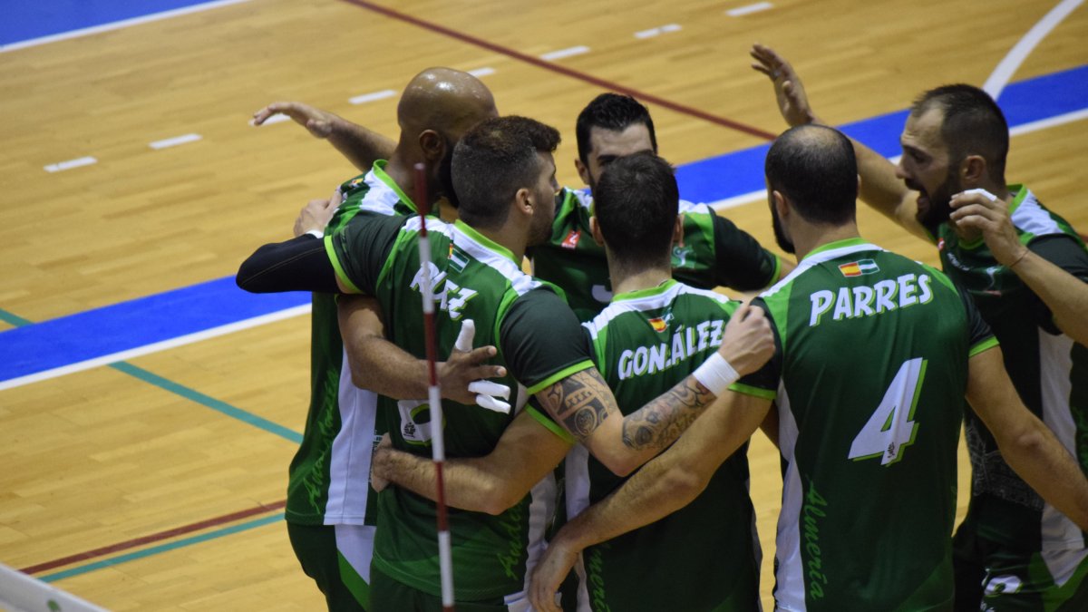 Piña de jugadores de Unicaja.