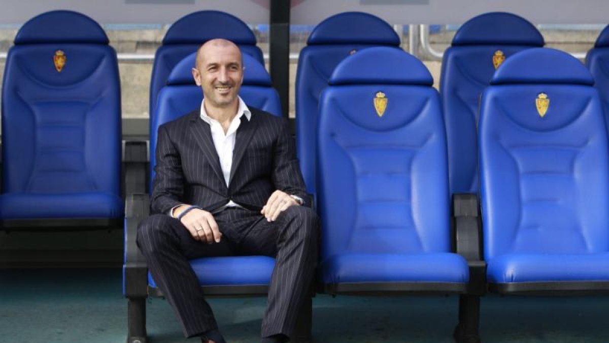 Popovic en el banquillo de La Romareda.