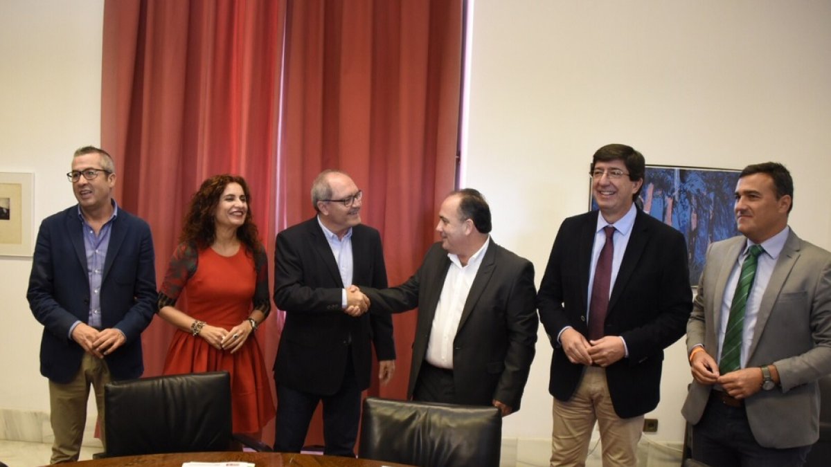 Las dos delegaciones firmantes del acuerdo.