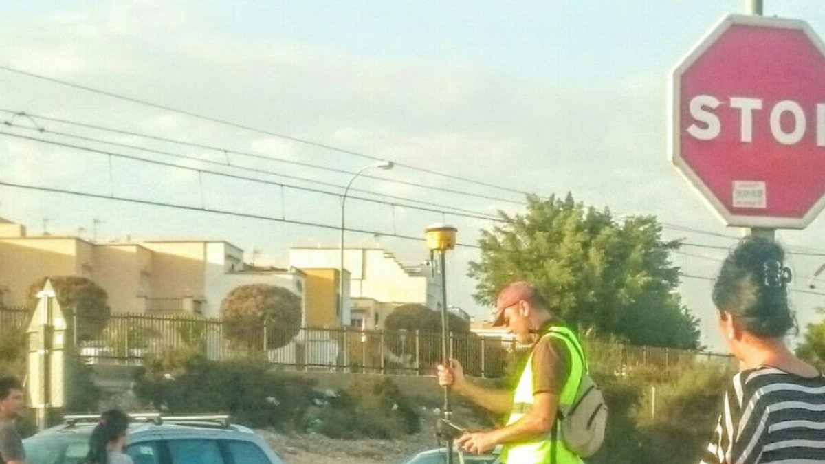 Técnicos midiendo en la zona del paso a nivel