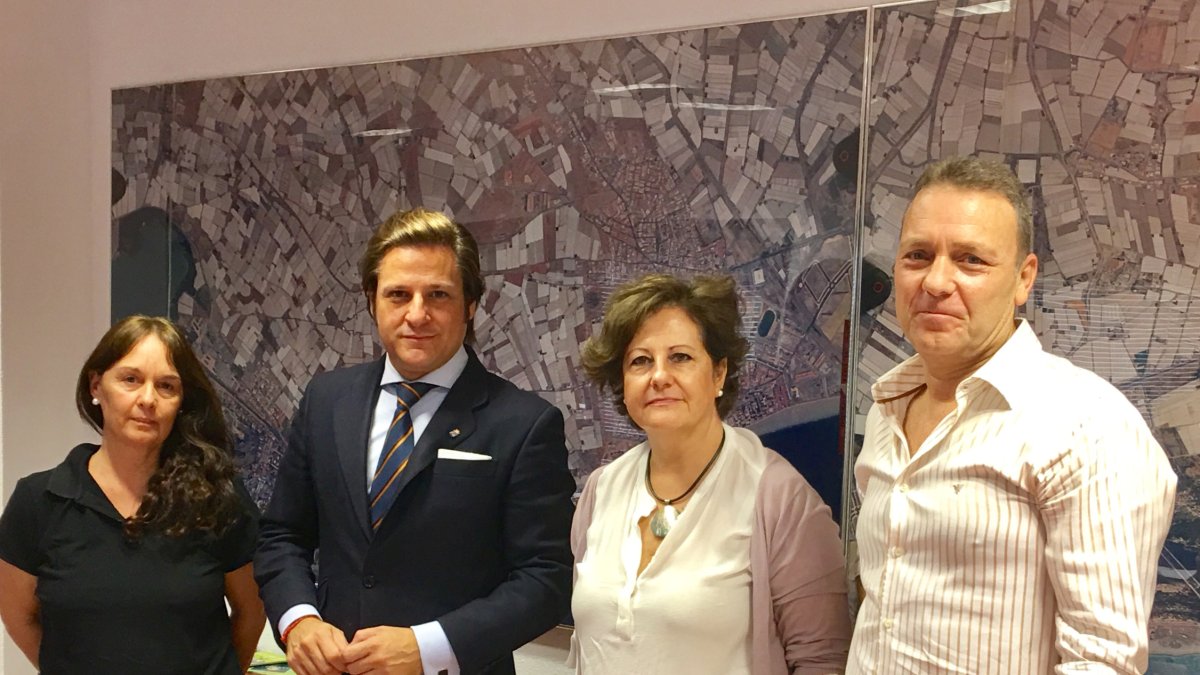 Responsables  municipales, de la Junta y de Aquatours, tras la reunión de ayer.