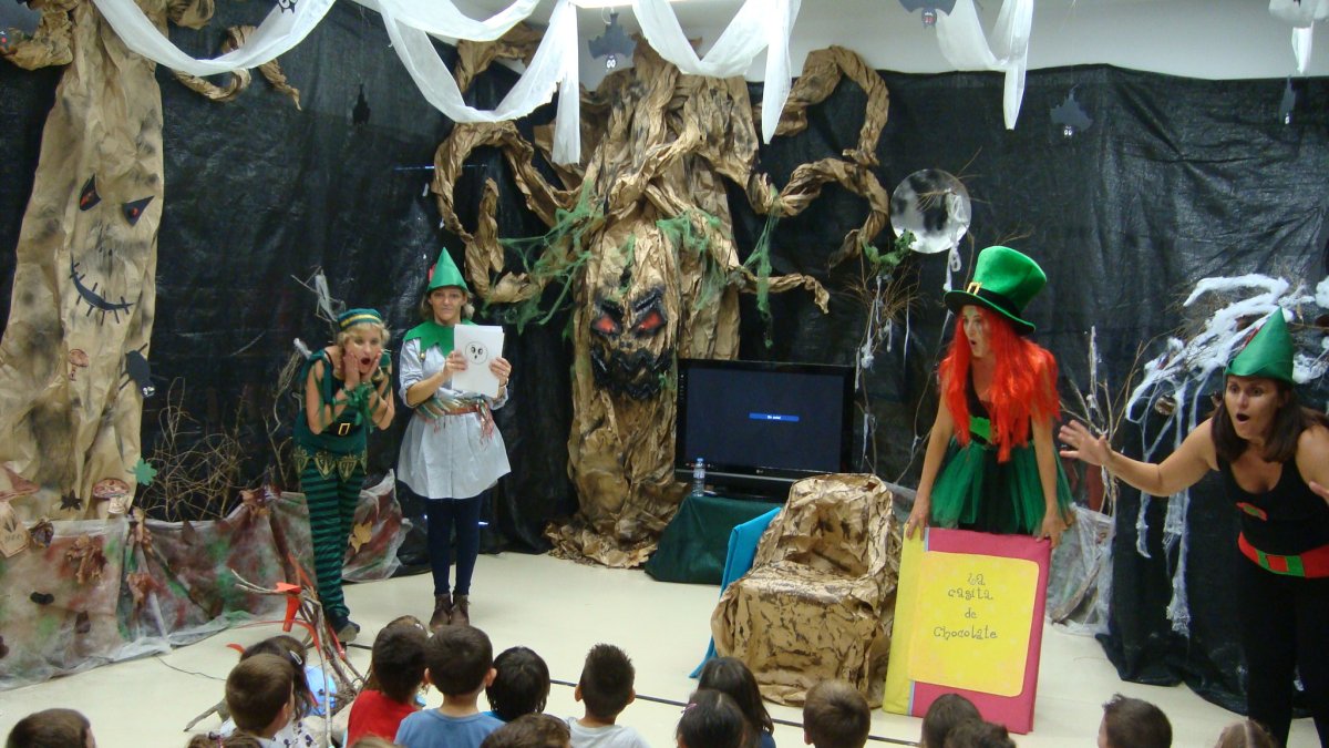Actividad de “Cuentos a la luz de las velas” contados por las familias tras ambientar la biblioteca terroríficamente.