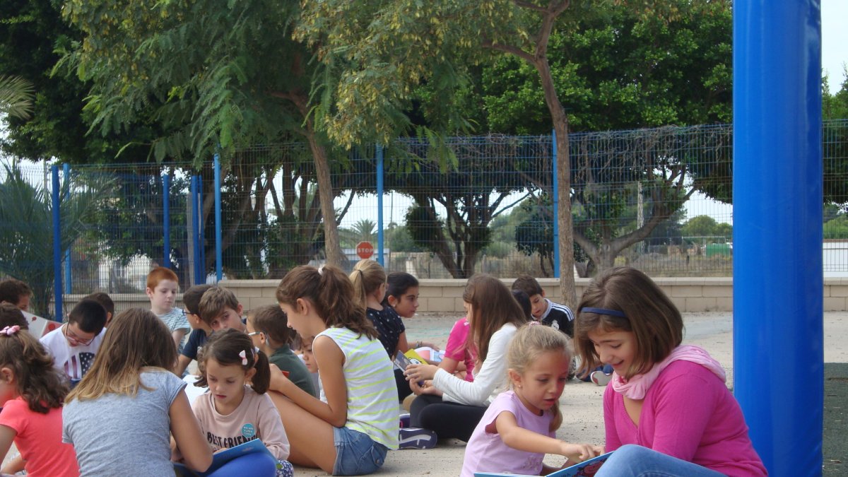 Leyendo cuentos, compartiendo aventuras y diversión en una de las actividades internivelares del Día del Libro.